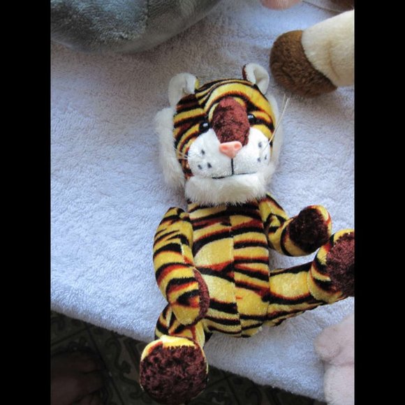 3 Stuffed Jungle Animals Elephant with Blanket Giraffe Tiger Baby Blankie Zoo - Picture 4 of 13